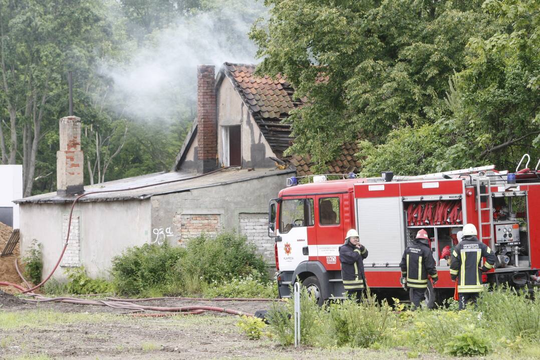 Uostamiestyje degė apleisti pastatai