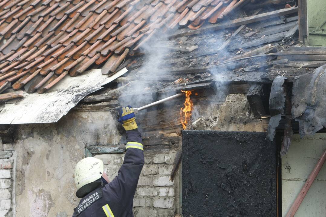 Uostamiestyje degė apleisti pastatai