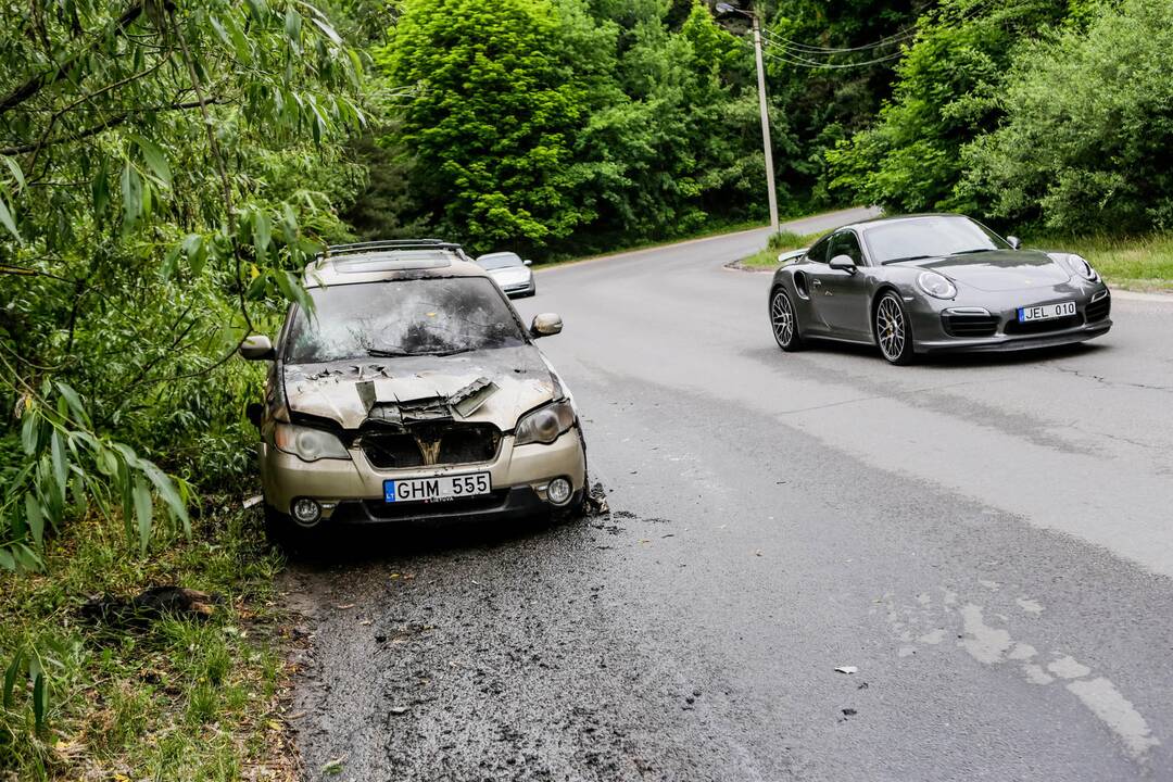 Raudondvario pl. atvira liepsna degė automobilis