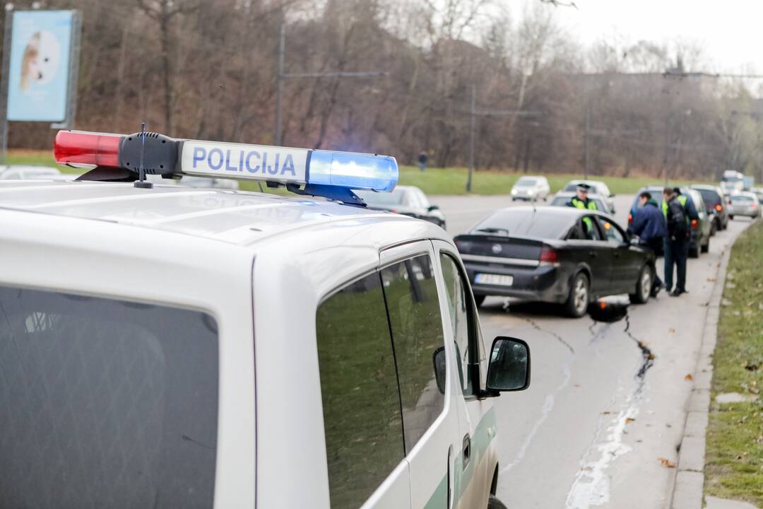 Trijų automobilių avarija Nuokalnės g.