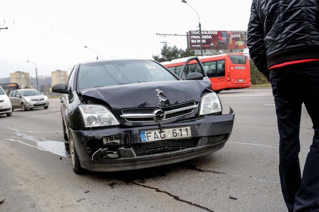 Trijų automobilių avarija Nuokalnės g.