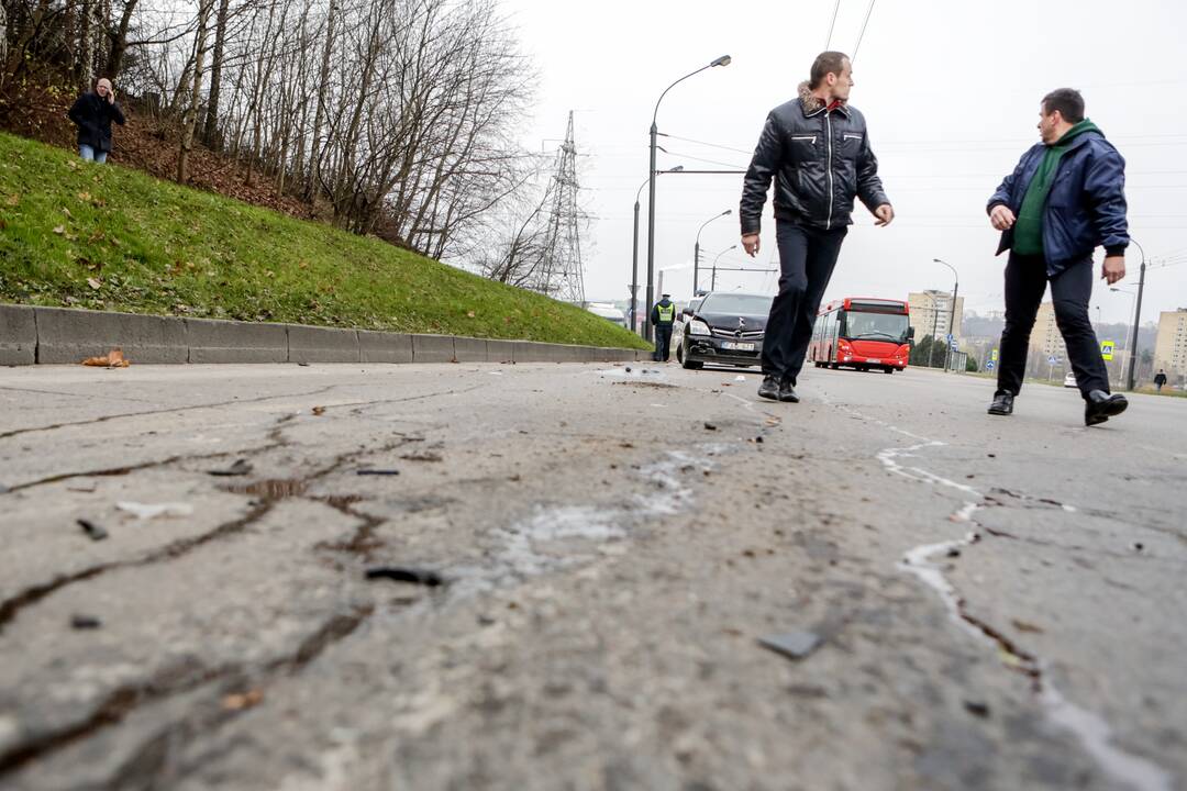 Trijų automobilių avarija Nuokalnės g.