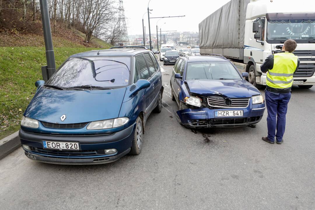 Trijų automobilių avarija Nuokalnės g.