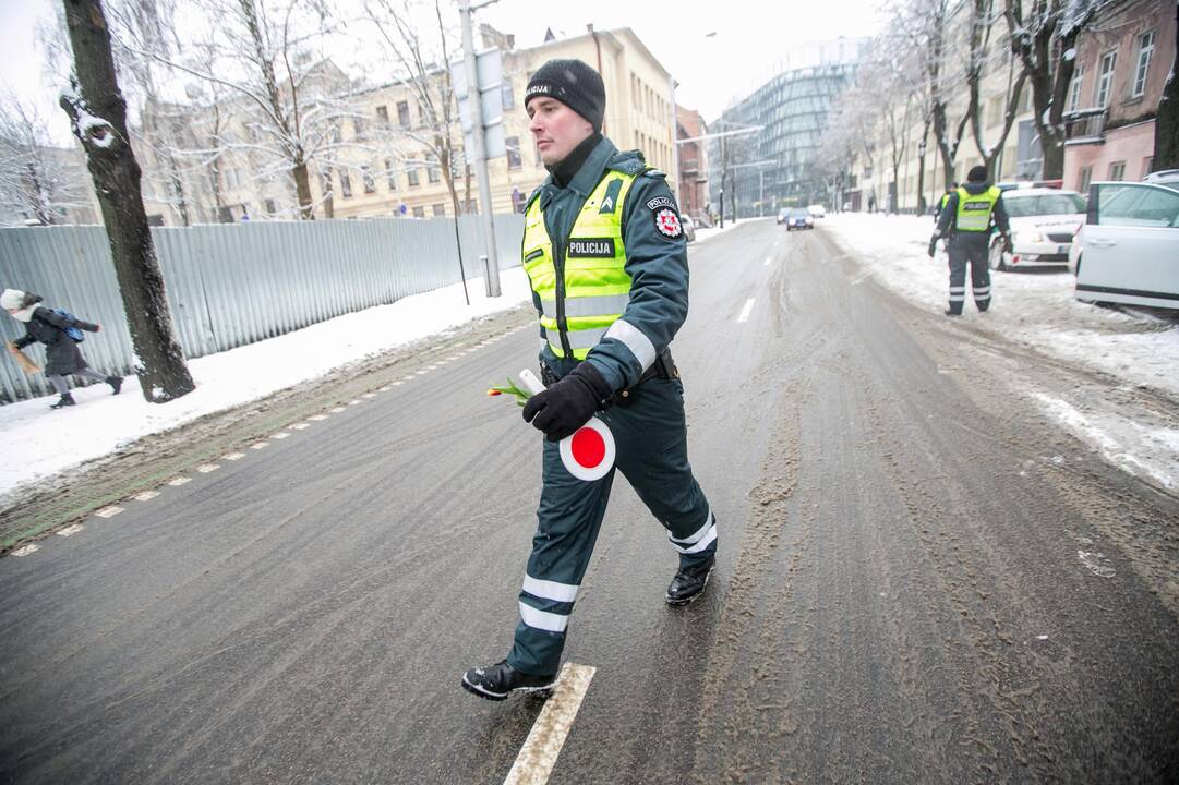 Kauno policija sveikino moteris su Kovo 8 d.