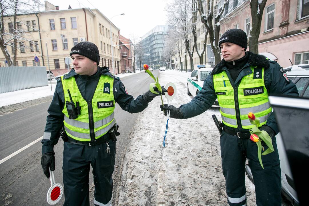 Kauno policija sveikino moteris su Kovo 8 d.