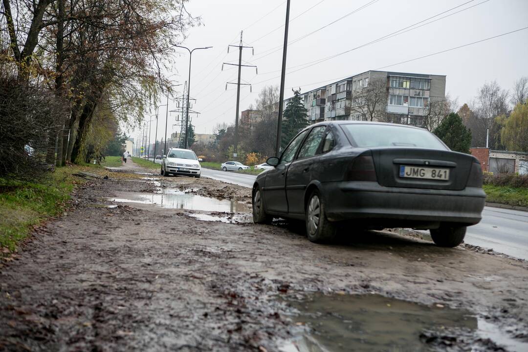 Nesutvarkyti Partizanų gatvės šaligatviai