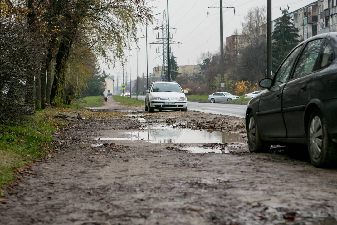 Nesutvarkyti Partizanų gatvės šaligatviai