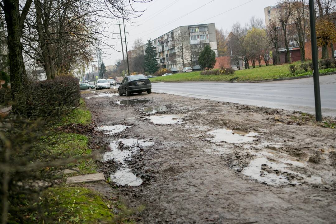 Nesutvarkyti Partizanų gatvės šaligatviai