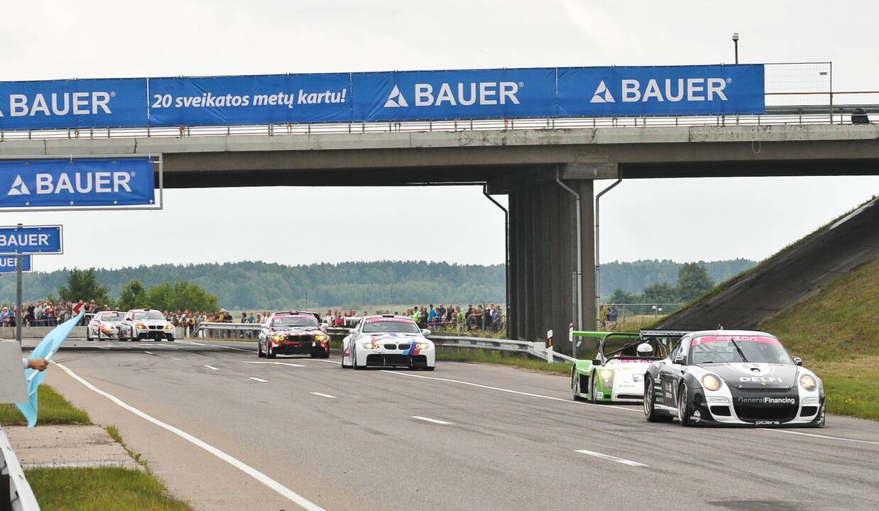 1000 km lenktynėse dalyvavo 38 komandos