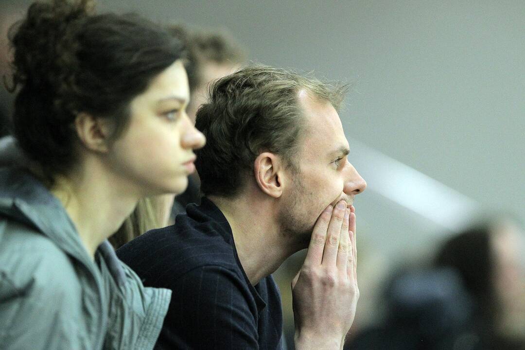 Dramos teatro aktoriai stebi krepšinį