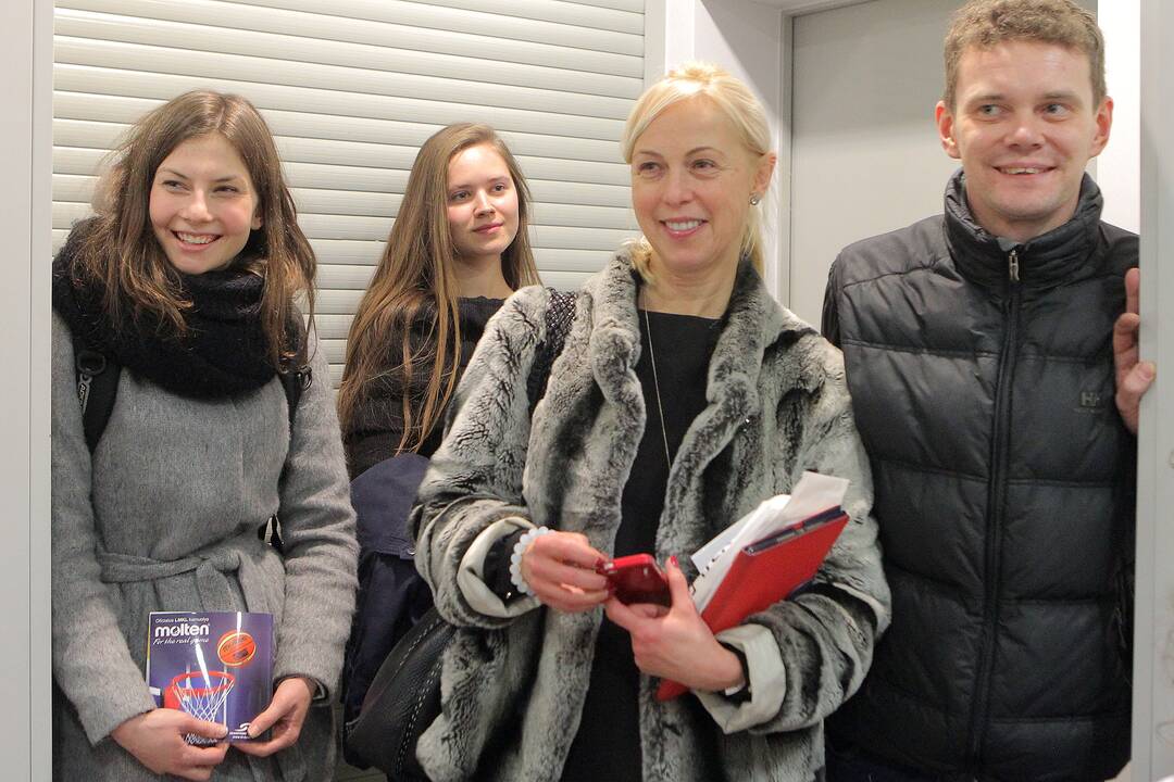 Dramos teatro aktoriai stebi krepšinį