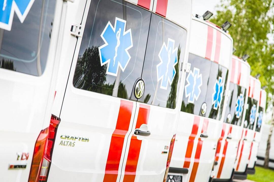 Savivaldybėms perduoti modernūs greitosios pagalbos automobiliai