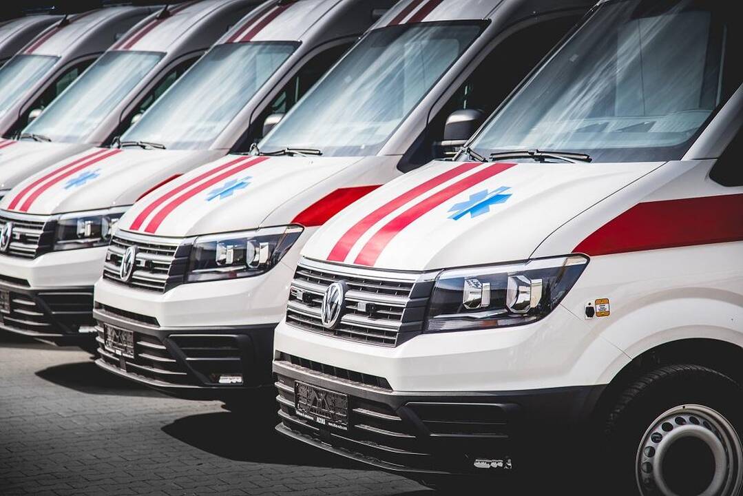 Savivaldybėms perduoti modernūs greitosios pagalbos automobiliai