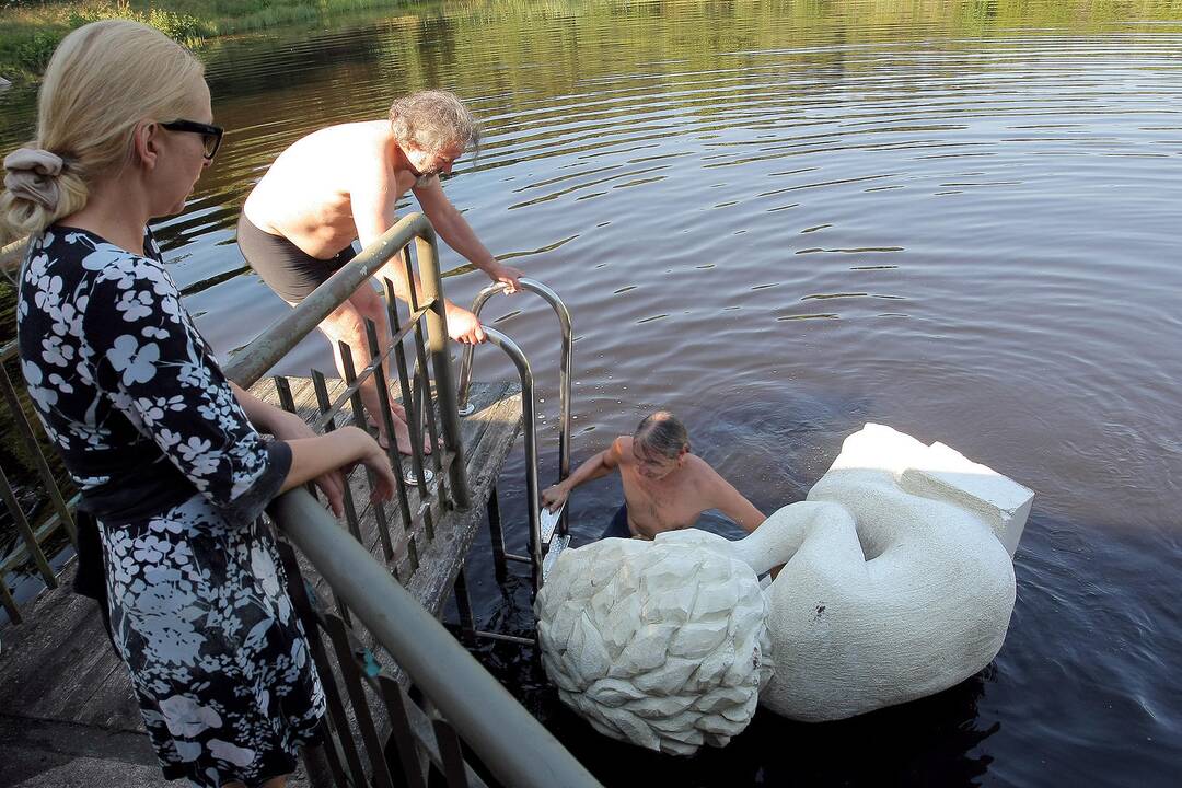 Menininkai plenere rekonstravo angelus, kurie papuoš Kauną per Kalėdas.