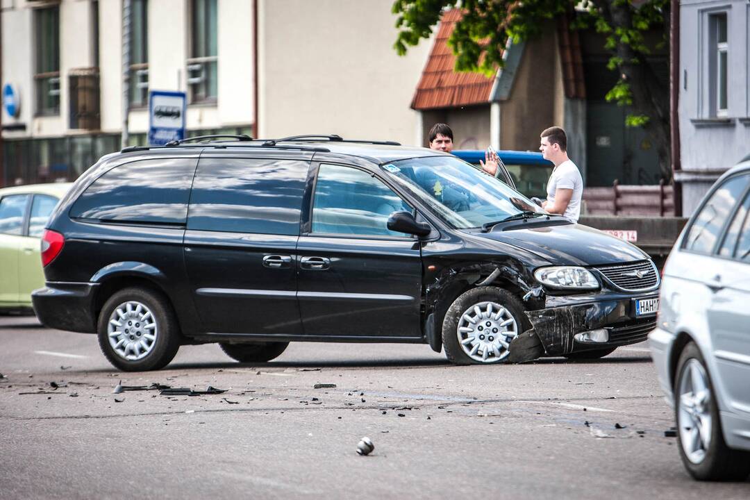 Dvi avarijos Karaliaus Mindaugo prospekte