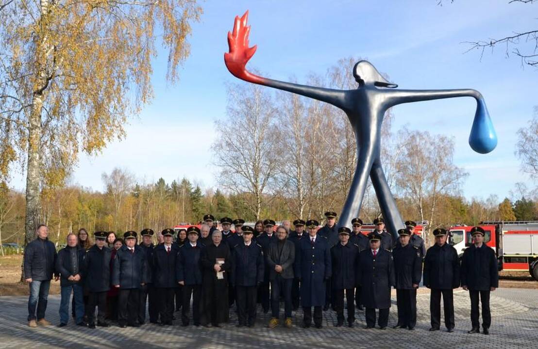 Ugniagesių profesiją įprasmino skulptūra