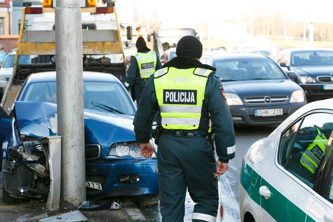 BMW automobilis atsitrenkė į stulpą