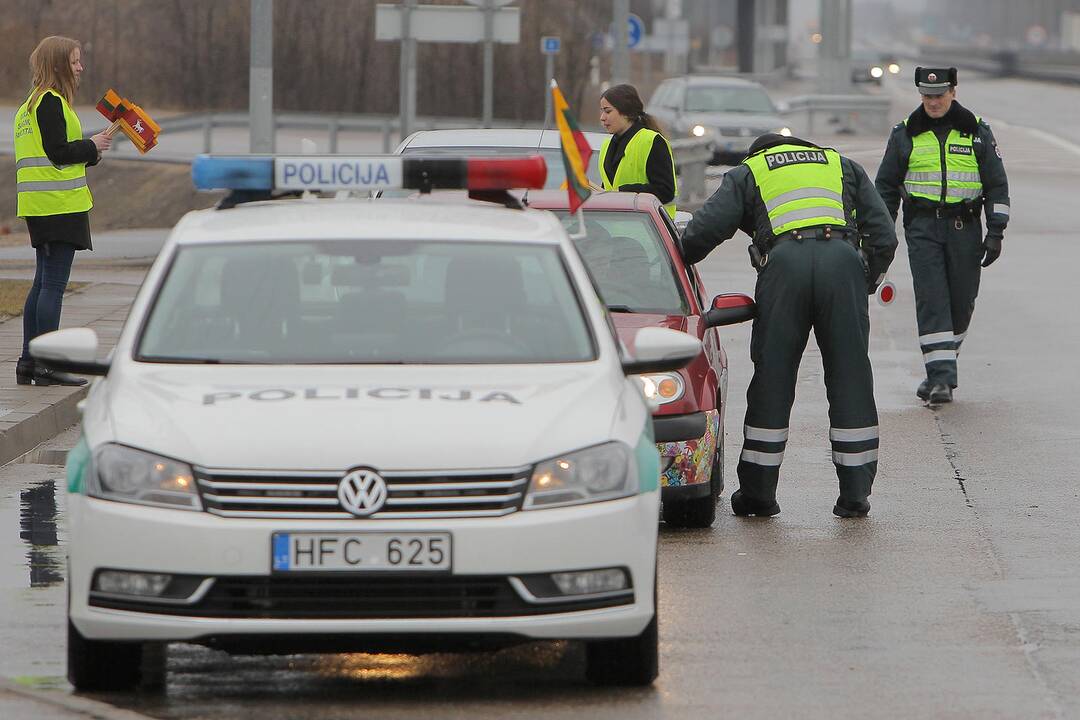 Moksleivių ir Kauno apskrities vyriausiojo policijos komisariato akcija „Su Kovo 11–ąja“.