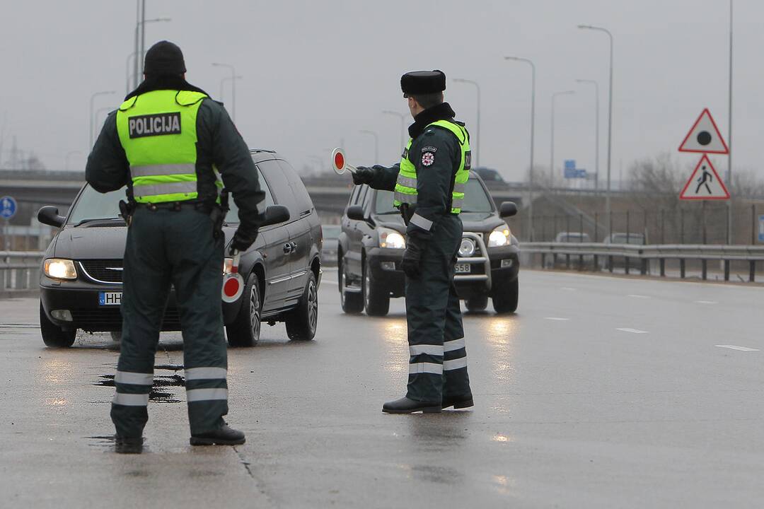 Moksleivių ir Kauno apskrities vyriausiojo policijos komisariato akcija „Su Kovo 11–ąja“.