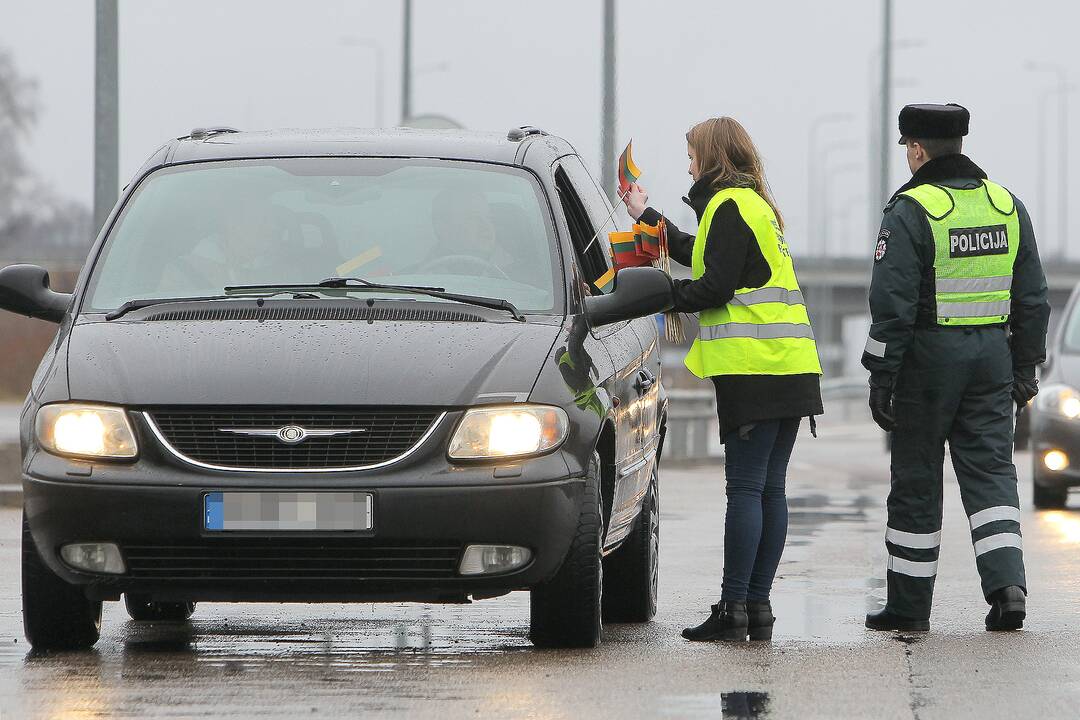 Moksleivių ir Kauno apskrities vyriausiojo policijos komisariato akcija „Su Kovo 11–ąja“.