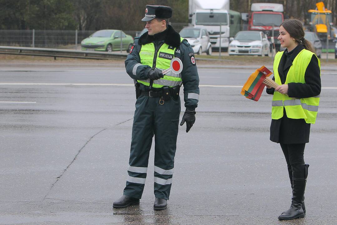 Moksleivių ir Kauno apskrities vyriausiojo policijos komisariato akcija „Su Kovo 11–ąja“.