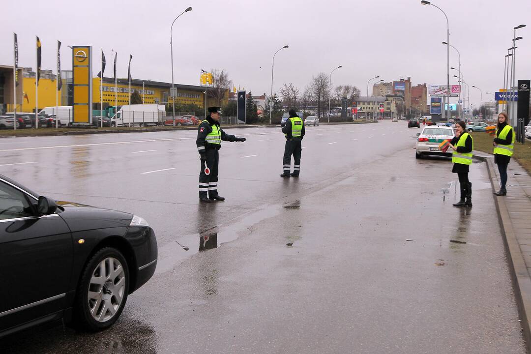 Moksleivių ir Kauno apskrities vyriausiojo policijos komisariato akcija „Su Kovo 11–ąja“.