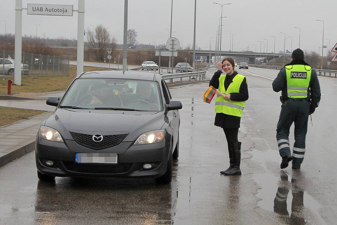 Moksleivių ir Kauno apskrities vyriausiojo policijos komisariato akcija „Su Kovo 11–ąja“.