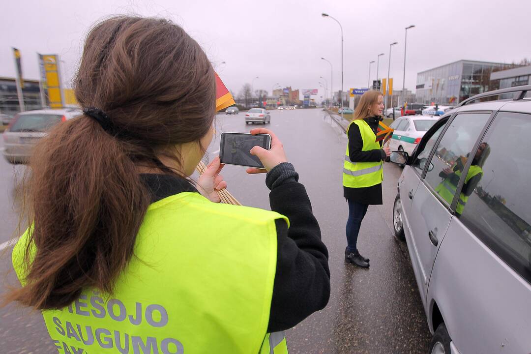 Moksleivių ir Kauno apskrities vyriausiojo policijos komisariato akcija „Su Kovo 11–ąja“.