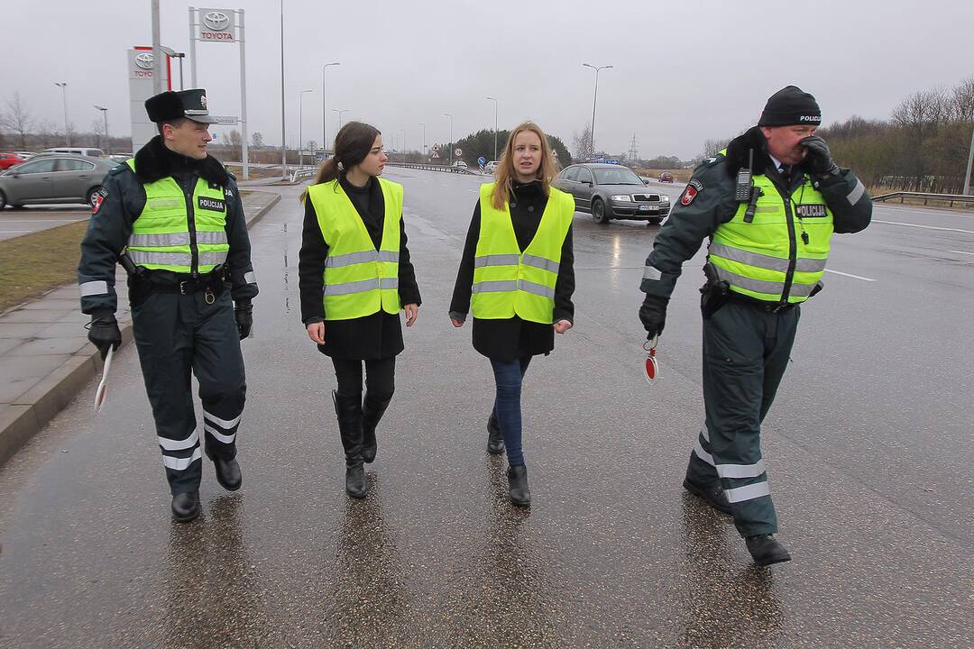 Moksleivių ir Kauno apskrities vyriausiojo policijos komisariato akcija „Su Kovo 11–ąja“.