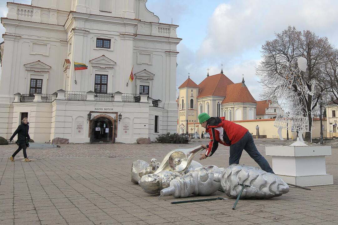 Rotušės aikštėje nupuošiama Kauno Kalėdų eglė.