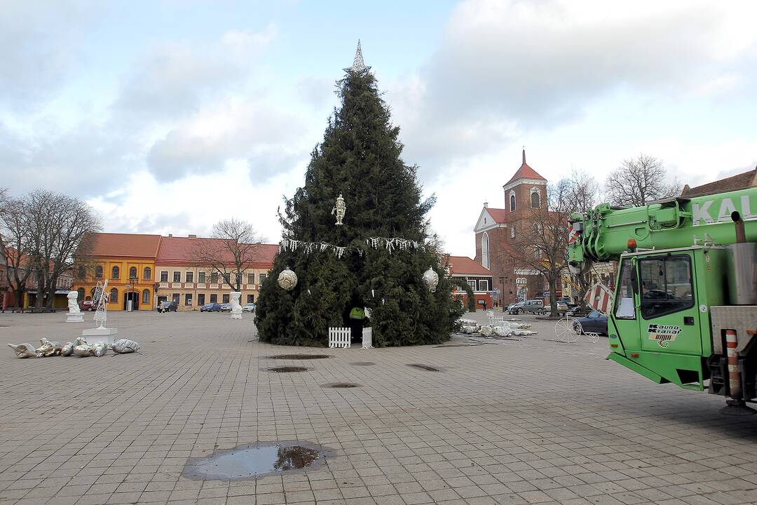 Rotušės aikštėje nupuošiama Kauno Kalėdų eglė.