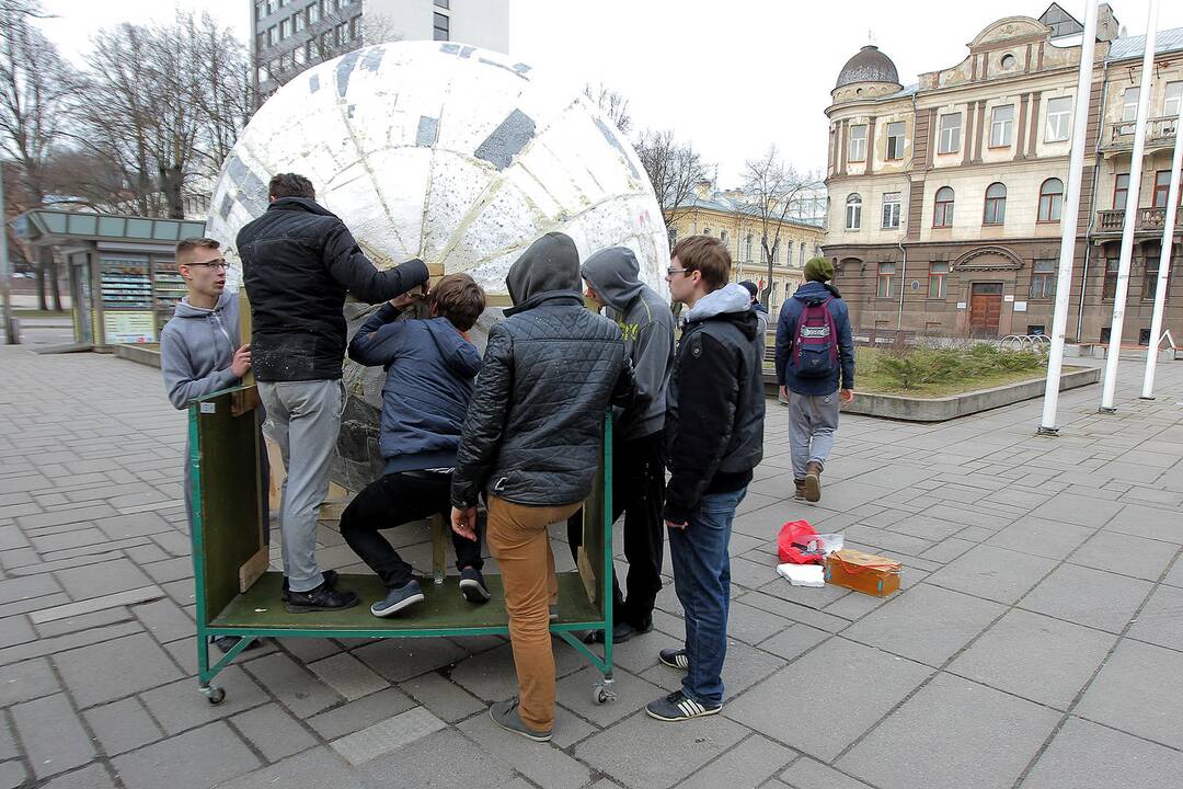 Į rekordų knygą pretenduojantis milžiniškas margutis pasiekė Kauno Studentų skverą.