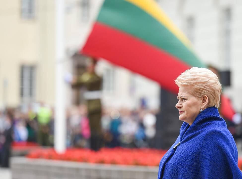 Daukanto aikštėje Vilniuje Valstybės dienos proga – iškilminga vėliavų pakėlimo ceremonija ir respublikinės moksleivių Dainų šventės atidarymas.