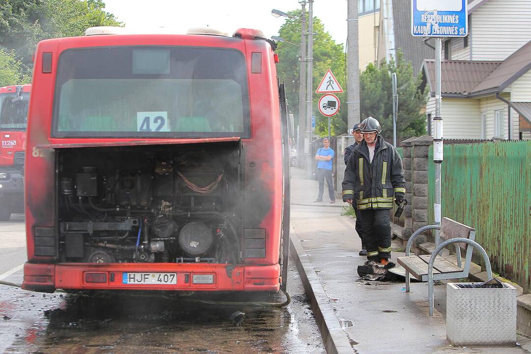 Skuodo gatvėje degė autobusas
