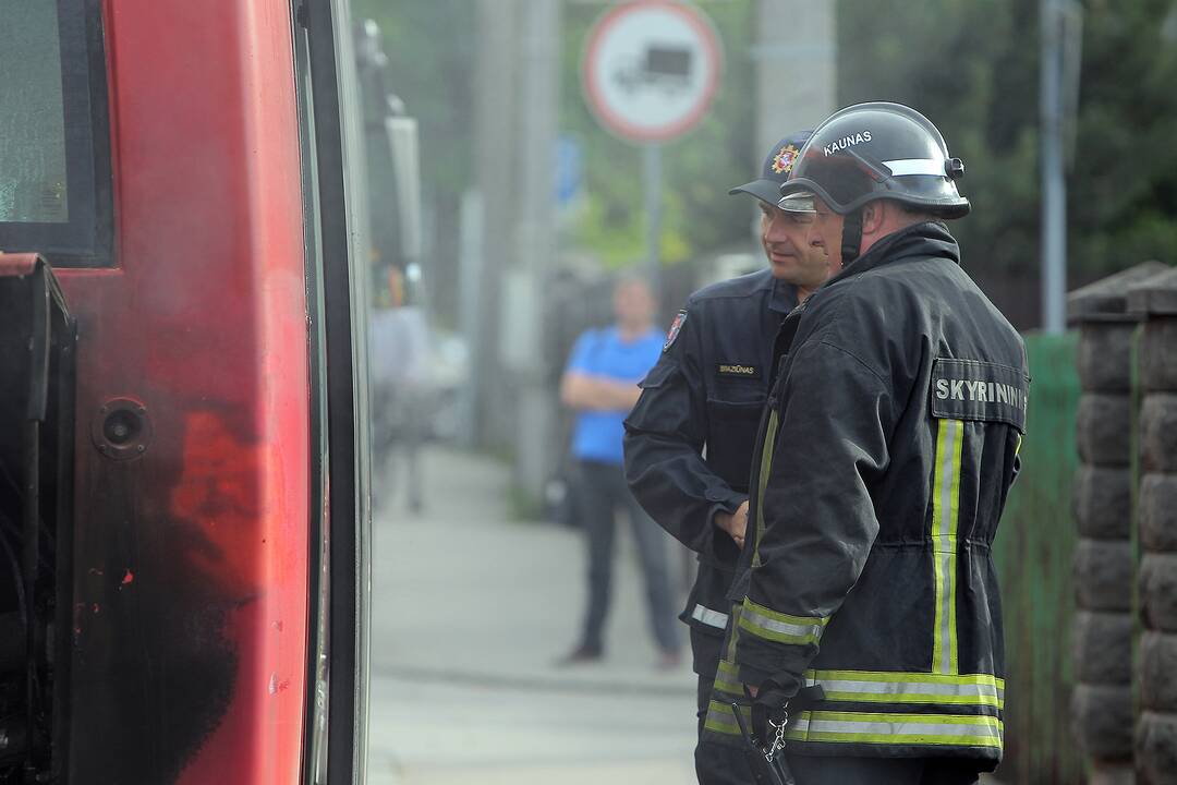 Skuodo gatvėje degė autobusas