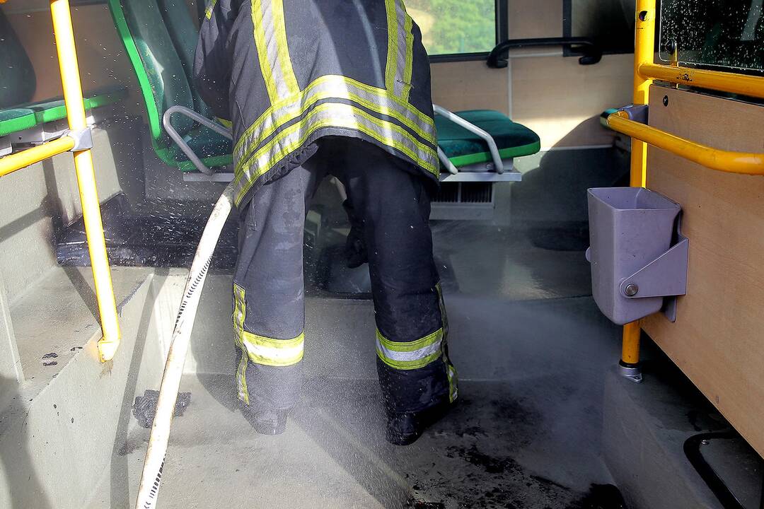 Skuodo gatvėje degė autobusas