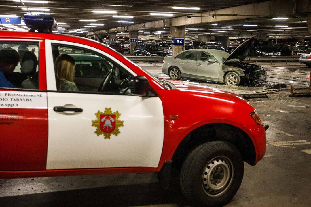 "Akropolio" automobilių aikštelėje degė automobilis