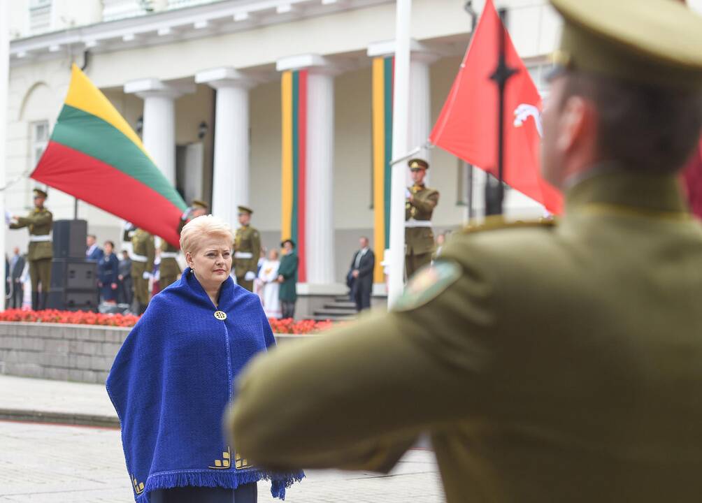 Daukanto aikštėje Vilniuje Valstybės dienos proga – iškilminga vėliavų pakėlimo ceremonija ir respublikinės moksleivių Dainų šventės atidarymas.