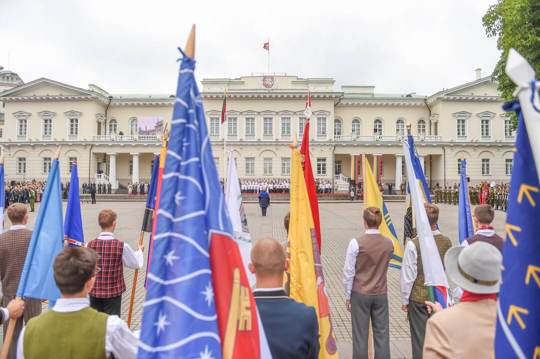 Daukanto aikštėje Vilniuje Valstybės dienos proga – iškilminga vėliavų pakėlimo ceremonija ir respublikinės moksleivių Dainų šventės atidarymas.