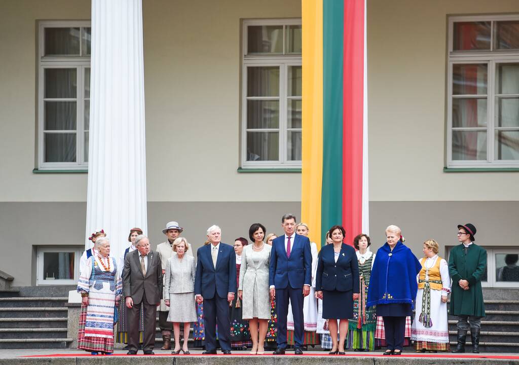 Daukanto aikštėje Vilniuje Valstybės dienos proga – iškilminga vėliavų pakėlimo ceremonija ir respublikinės moksleivių Dainų šventės atidarymas.