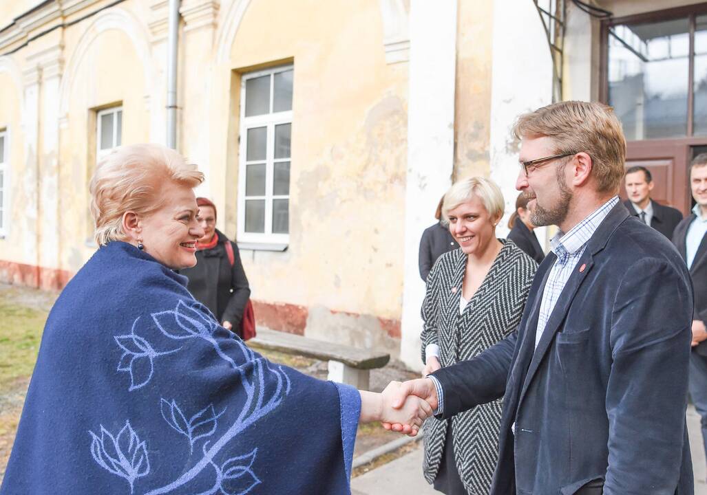 Prezidentė užsuko į „Carito“ Amatų mokymo centrą