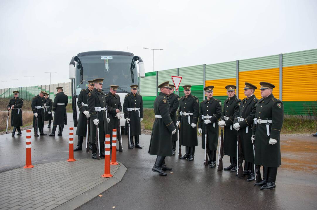 Kapsulės su žeme iš Komunarkos įkasimas