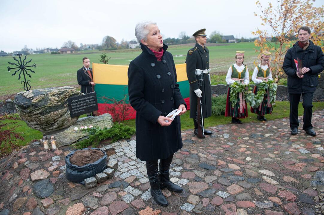 Kapsulės su žeme iš Komunarkos įkasimas