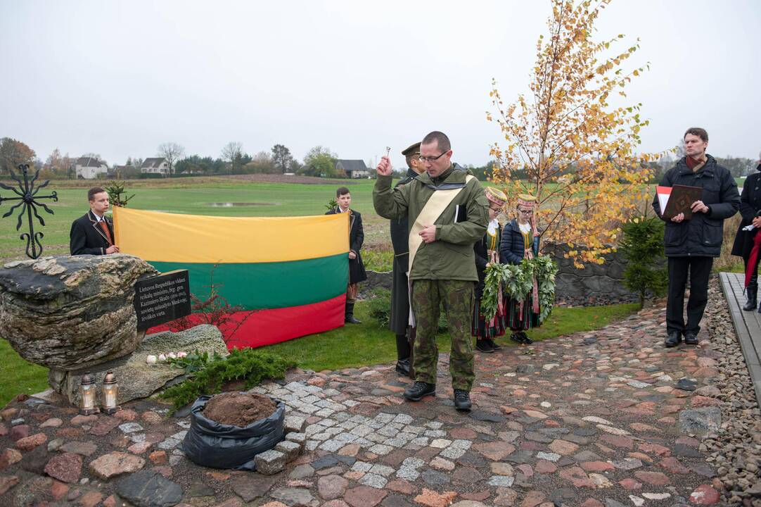 Kapsulės su žeme iš Komunarkos įkasimas