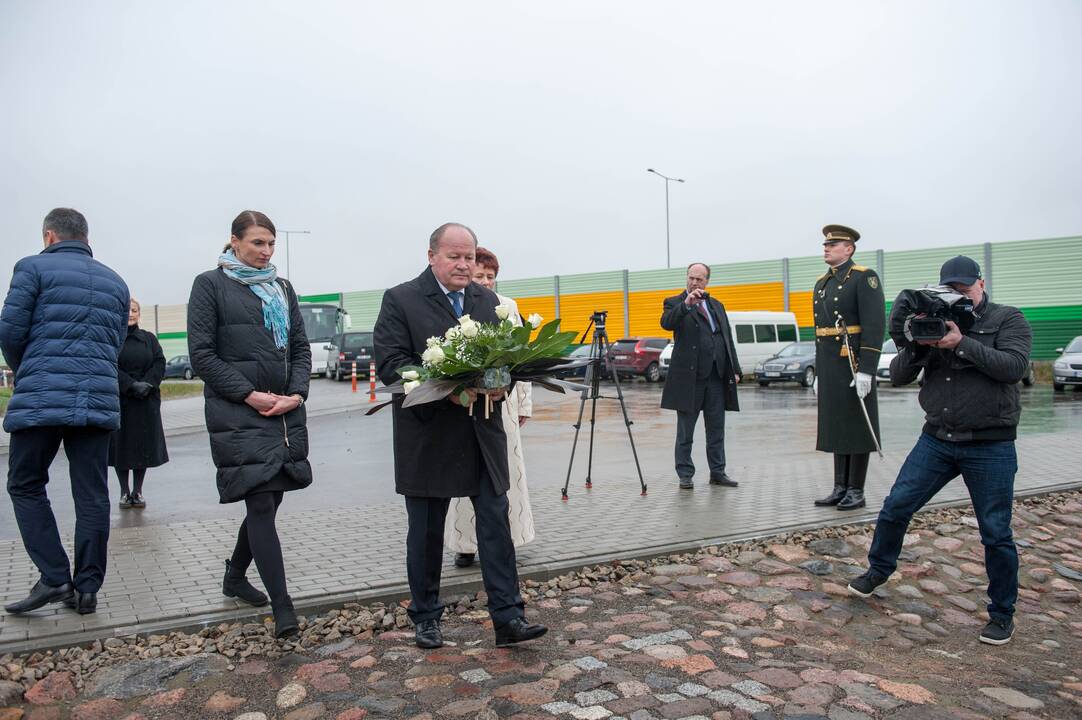 Kapsulės su žeme iš Komunarkos įkasimas