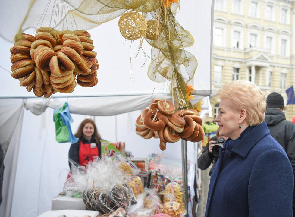 Prezidentė Kaziuko mugėje susiviliojo riestainiais