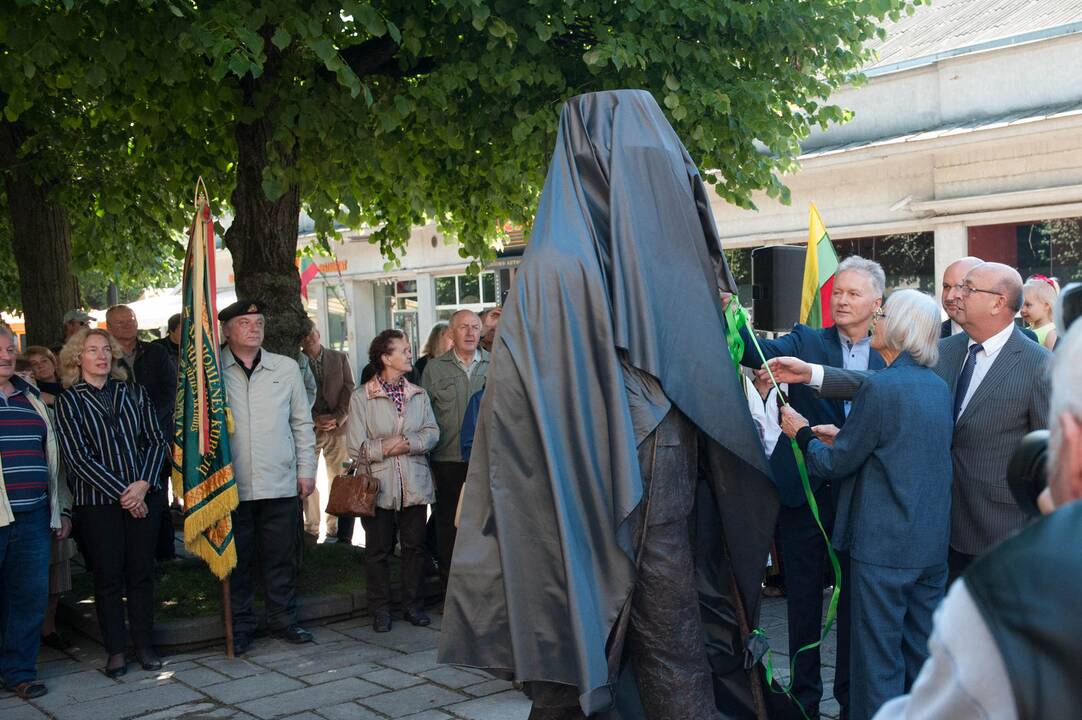 Iškilmingai atidengtas J.Vileišio paminklas