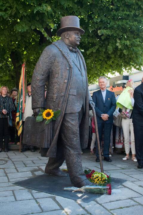 Iškilmingai atidengtas J.Vileišio paminklas