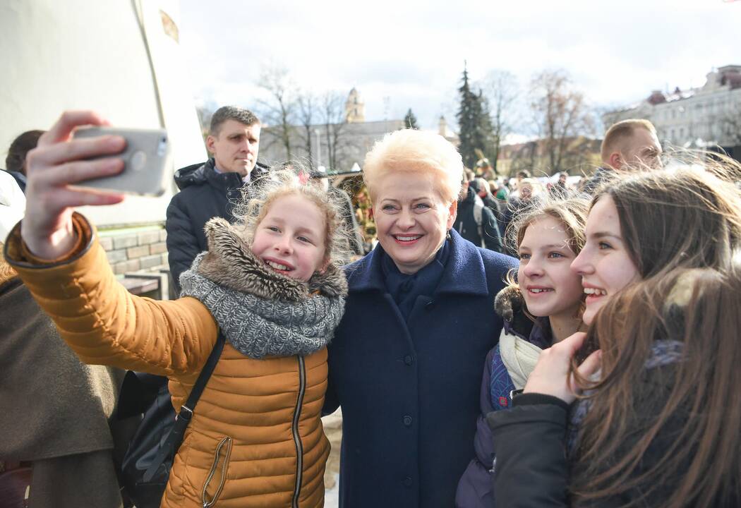 Prezidentė Kaziuko mugėje susiviliojo riestainiais