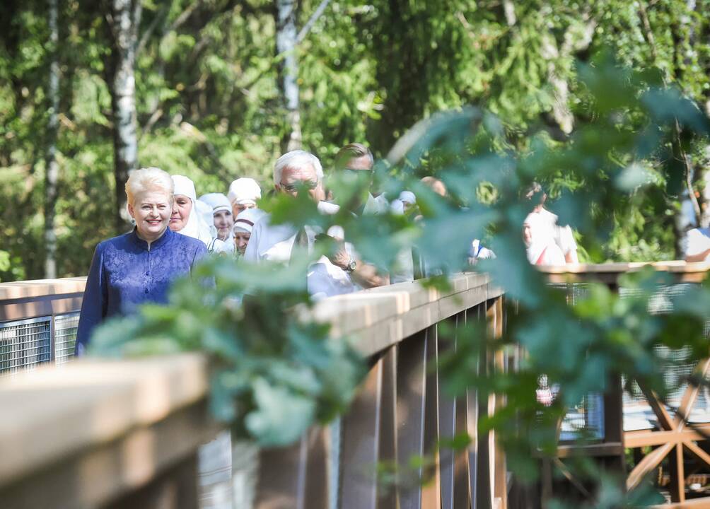 Prezidentė jau pasivaikščiojo Anykščių medžių viršūnėmis